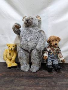 lot 121 image: Three Vintage Collectible Teddy Bears