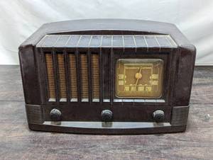 lot 129 image: Vintage Stromberg Carlson Radio