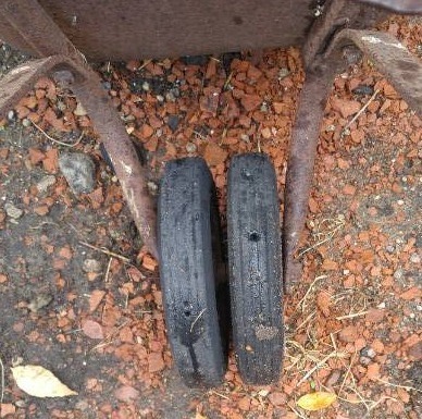 Wheelbarrow  with Double Hard Wheels.