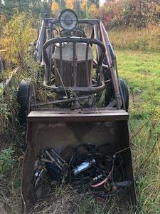 lot 3 image: Vintage Ford Tractor with Loader