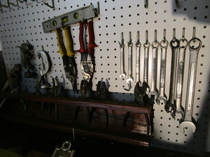 lot 39 image: Tools Cutters, Level, Wrenches