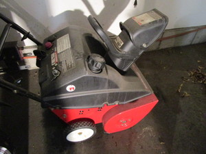 lot 9 image: Yard Machine Snowthrower