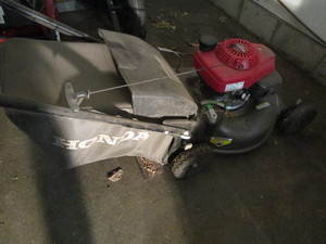 lot 11 image: Honda Trim Mower