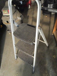 lot 14 image: Rubbermaid Ladder