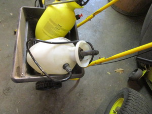 lot 45 image: Broadcast Spreader & Hand Sprayers