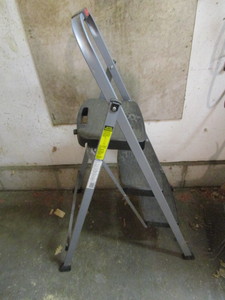 lot 69 image: Rubbermaid Step Stool