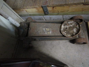 lot 106 image: Floor Jack