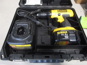 lot 117 image: DeWalt 12 Drill, Charger, 14.4V Battery
