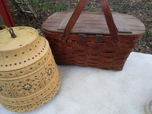 lot 186 image: Vintage Picnic Basket, Party Light