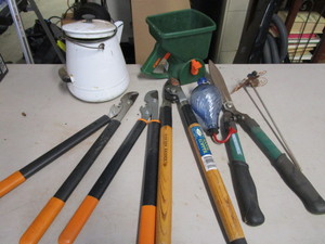 lot 269 image: Pruners, Lopper, Seeder