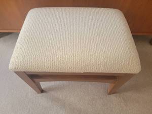 lot 15 image: Thomasville Impressions Handsome Oak Footstool