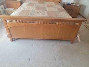 lot 14 image: Thomasville Impressions Handsome Oak Queen Bed Sleep Number Mattress