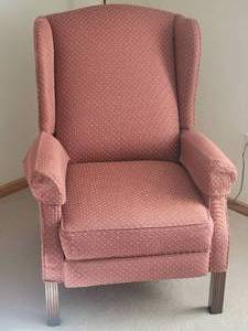 lot 17 image: Handsome Lay-Z-Boy Lever-Less Recliner