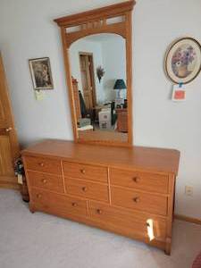 lot 18 image: Thomasville Impressions Handsome Oak Vanity Bedroom Dresser
