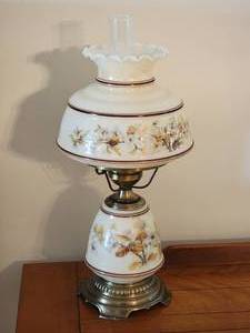 lot 36 image: Mid Century Quoizel Hurricane GWTW Electric Lamp Glass Shade Floral 3-Way Light