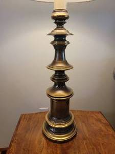 lot 42 image: Traditional Brass Table Lamp