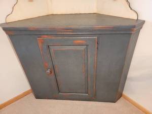 lot 19 image: Thomasville Furniture Corner Hutch