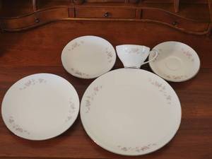 lot 46 image: Noritake China Bellemead Pattern Service for 12