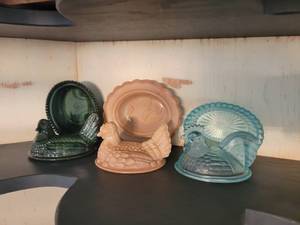 lot 51 image: Vintage Slag Glass Hen on Nest Dishes Group B