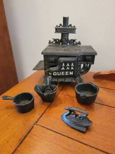 Sold at Auction: 7pc Vintage Queen Cast Iron Stove Dollhouse Toy