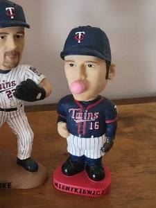 lot 68C image: AUTOGRAPH Jeff Reardon Baseball Card with Twins Pitching Legends Bobbleheads