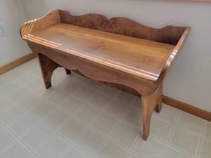 lot 65 image: Lovely Maple Farmhouse Chic Wood Bench