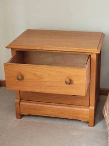 lot 13 image: Thomasville Impressions Handsome Oak Nightstand B