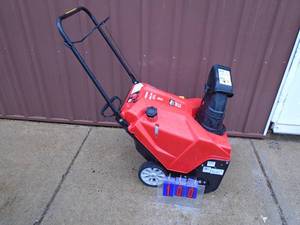 lot 100 image: Troy Bilt 21 snow thrower with electric start. Looks nearly new. Tested & works. As shown. THIS ITEM HAS A RESERVE.