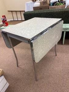 Vintage metal table and 6 cahirs...