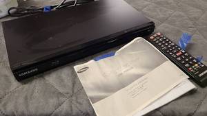 Samsung Blu-ray disc player with controller and manual