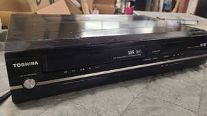 Toshiba DVDVCR Video Recorder D-VR610