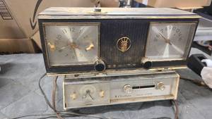 Duo of vintage radios, dusty but look neat
