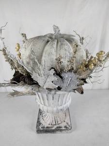 lot 367 image: NEW 20 White Pumpkin Planter