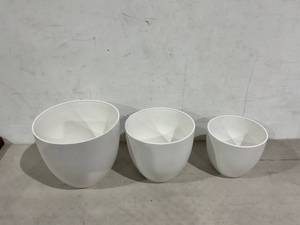 lot 218 image: SET OF 3 Garden Planters - White