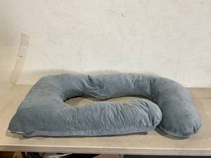 lot 236 image: Chilling Home Pregnancy Pillow