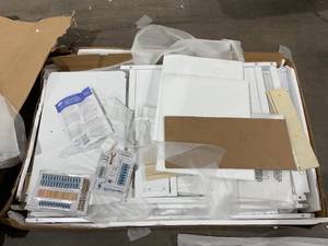 lot 252 image: Graco Hadley 4-in-1 Convertible Crib and Changer with Drawer (White) - READ DESCRIPTION