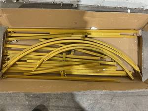 lot 151 image: Set of 2 Fomcet Metal Arch Backdrop Stands - Gold