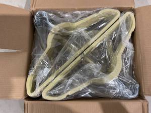 lot 417 image: HOUSE DAY 60-Pack Beige Non-Slip Velvet Hangers