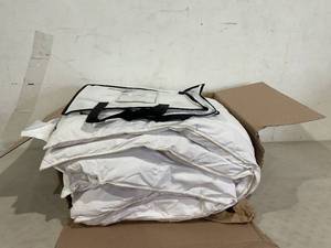 lot 497 image: Luxurious Queen Size Goose Down Feather Comforter - Solid White