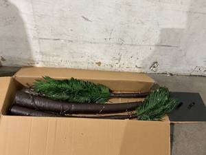 lot 42 image: LIGHTSHARE Artificial Lighted Palm Tree