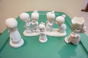 lot 57 image: Collectible Vintage Retired() (5)Precious Moments Porcelain Figurines