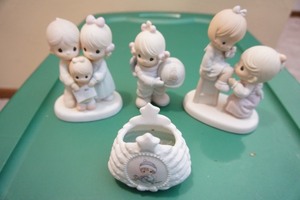 lot 58 image: Collectible Vintage Retired() (4)Precious Moments Porcelain Figurines