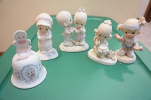 lot 59 image: Collectible Vintage Retired() (5)Precious Moments Porcelain Figurines