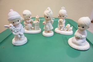 lot 60 image: Collectible Vintage Retired() (5)Precious Moments Porcelain Figurines