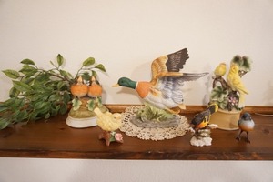 lot 73 image: Collectible Home DeCor Porcelain Bird Figurines Musical Etc.