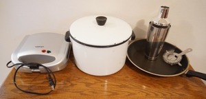 lot 41 image: Housewares Countertop Cuisinart Grill, Stovetop Enamel Ware Covered Pot, Fry Pan, Drink Mixer Etc.