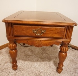 lot 11 image: Furniture MCM Mid-Century Modern Solid Oak End-Table Side-Table with Drawer