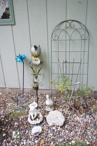 lot 125 image: Lawn and Garden DeCor Trellis Bird Feeders Flower Stakes Etc.