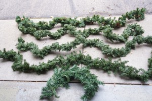 lot 126 image: Holiday DeCor Christmas Garland Swag Pine