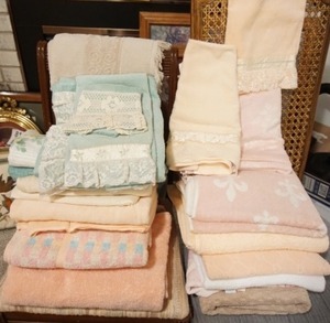 lot 138 image: Housewares Linen Bath Towels Pink Peach Mint White Cream Designer...